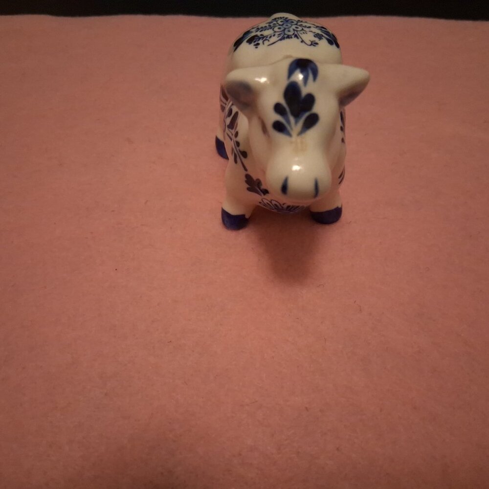 Vintage Delft Blue Hand-Painted Porcelain Cow Salt or Pepper Shaker - Picture 8 of 8